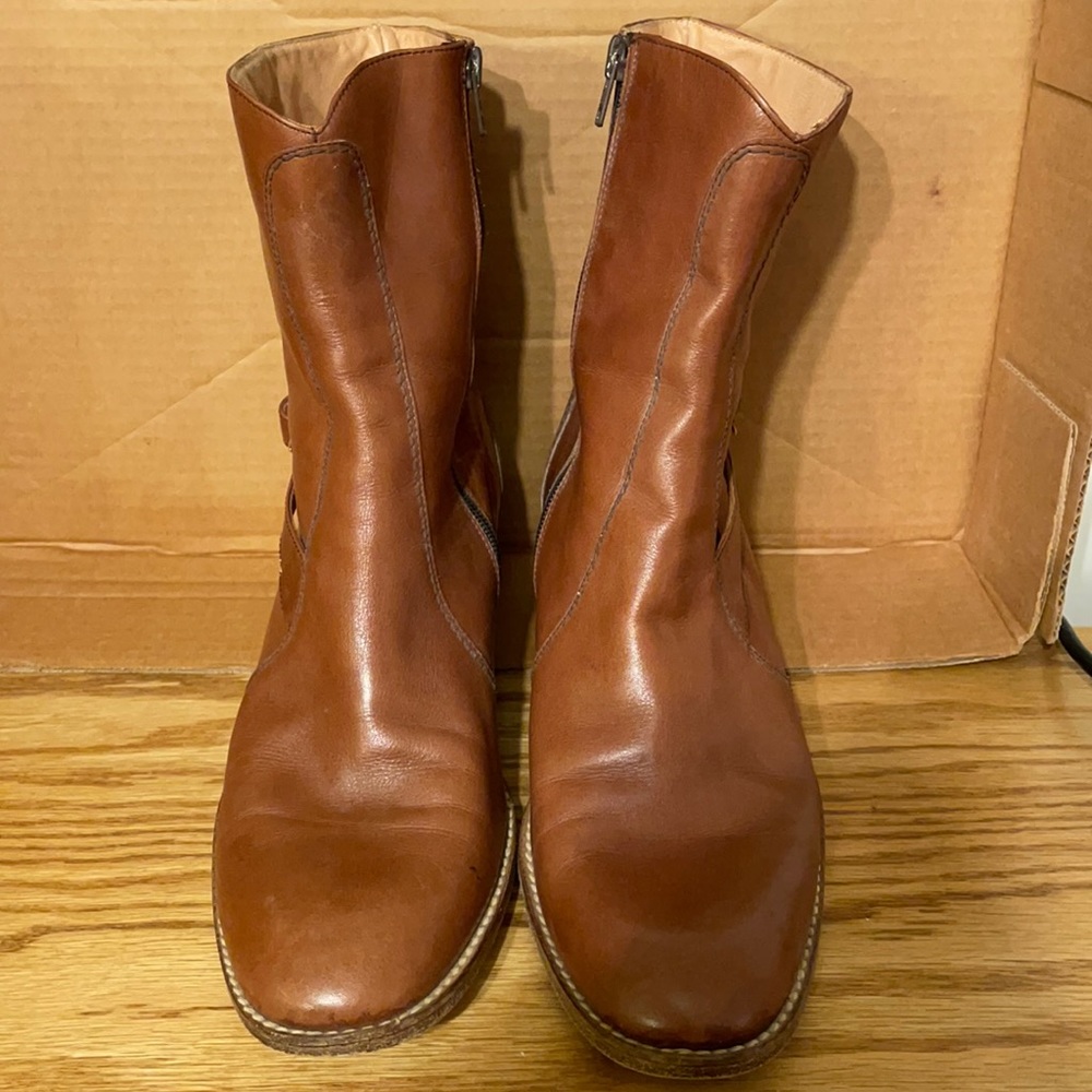 Gently used men’s size 9 hand made Italian leather ankle boots.